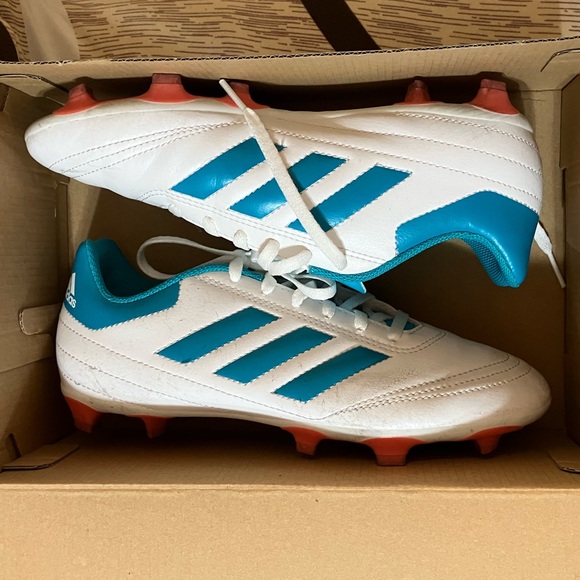 Girls soccer cleats - Picture 1 of 3